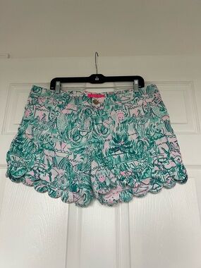 Lilly Pulitzer Buttercup stretch shorts in a scalloped hem style. Size 12